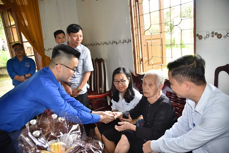 Đại diện Công ty Nhôm Đắk Nông thăm hỏi, tặng quà Mẹ Việt Nam Anh hùng Hoàng Thị Khiết.
