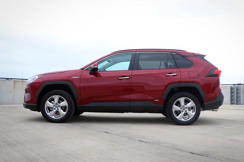 4. Toyota RAV4 Hybrid 2022 (mức tiêu thụ nhiên liệu ở đường hỗn hợp: 7,1 lít/100 km). 4. Toyota RAV4 Hybrid 2022 (mức tiêu thụ nhiên liệu ở đường hỗn hợp: 7,1 lít/100 km).