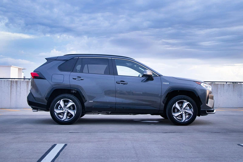 =7. Toyota RAV4 Prime 2022 (mức tiêu thụ nhiên liệu ở đường hỗn hợp: 7,4 lít/100 km).