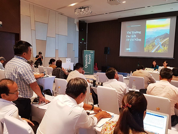 Các phóng viên đặt câu hỏi tại cuộc họp báo của CBRE Việt Nam sáng 26/7 công bố báo cáo “Tiêu điểm thị trường bất động sản Đà Nẵng nửa đầu năm 2022”