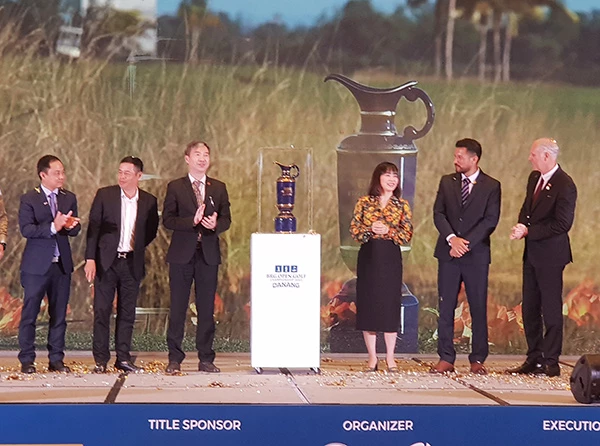 Công bố chiếc Cup của Giải golf BRG Open Championship Danang 2022