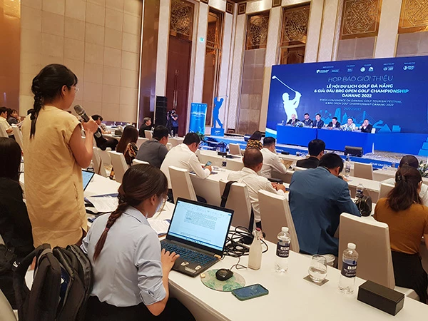 Các hóng viên đặt câu hỏi tại cuộc họp báo chiều 26/7 công bố Lễ hội Du lịch golf Đà Nẵng 2022 và Giải đấu BRG Open Championship Danang 2022
