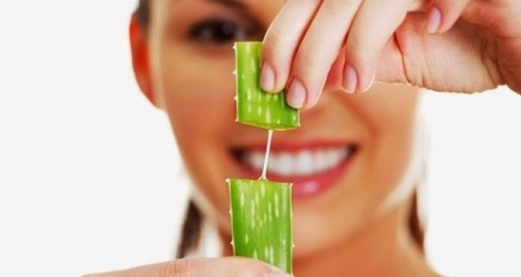 Tự làm son dưỡng môi tại nhà với nha đam