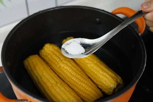 Luộc ngô chỉ dùng nước thôi là dở rồi, thêm thứ này thì ngọt lịm, bao ngon bao thơm