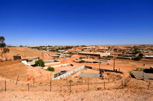 Thị trấn đặc biệt 80% người dân sống dưới lòng đất, nhà hang động tiện nghi đến mức dân du lịch phải xếp hàng tham quan