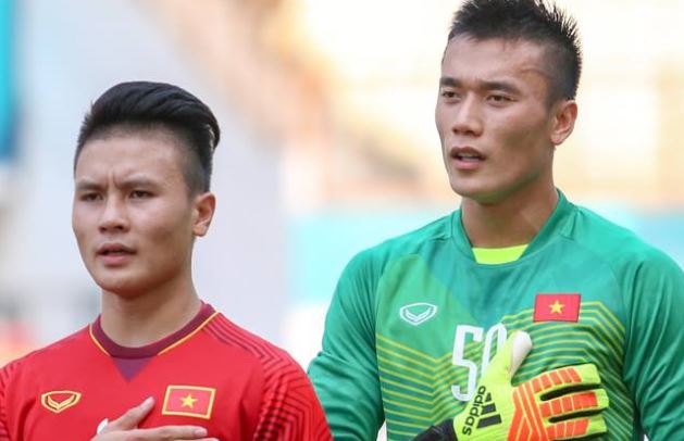 Bùi Tiến Dũng được Quang Hải nói lời động viên sau chuỗi trận không như ý tại V.League