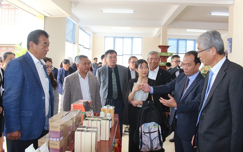 Lãnh đạo huyện Lạc Dương giới thiệu các sản phẩm trưng bày tạp Trung tâm Giới thiệu sản phẩm OCOP. 