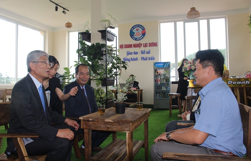 Ông Nguyễn Phục Quốc - Chủ tịch Hội Doanh nghiệp Lạc Dương giới thiệu về mô hình hoạt động của Hội với đại diện đoàn công tác của thành phố Yachiyo  