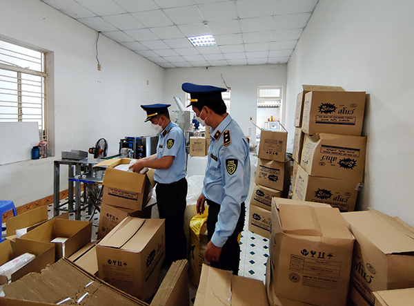 Đà Nẵng: Tạm giữ hơn 20.000 sản phẩm khăn ướt có dấu hiệu giả mạo nhãn hiệu SNOW