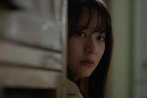 Thật không thể ngờ chồng dám làm "chuyện ấy" với em họ ngay khi tôi đang ở phòng bên cạnh