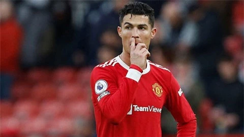 'Nổi loạn' bất thành, Ronaldo đành 'xuống nước'