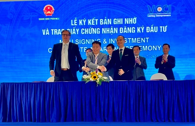 Ông Nguyễn Đức Hà – Tổng Giám đốc Công ty Cổ phần Hoá dầu Stavian Quảng Yên (ngoài cùng bên phải) ký kết bản ghi nhớ (3)