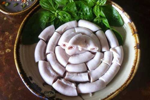 Cho thêm thứ này vào nồi, lòng lợn luộc trắng giòn sần sật, hết hẳn mùi hôi