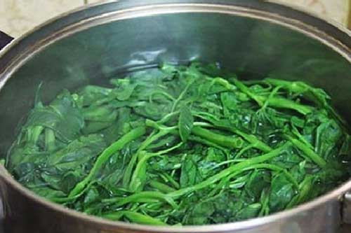 Nên mở hay đậy nắp xoong khi luộc rau? Đáp án chính xác không phải chị em nào cũng biết