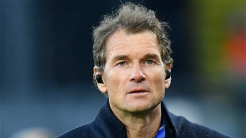 Cựu thủ môn Arsenal mang máy cưa phá nhà hàng xóm