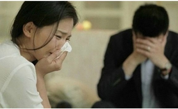 Chỉ vì cọng hành trên bát ăn, chồng hung hãn đập cả mâm cơm chửi tôi ở bẩn trước mặt con