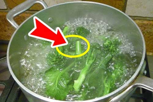 Luộc rau kiểu này là sai bét: Vừa khiến rau thâm đen lại ngấm thêm chất độc, nhiều người vẫn làm theo