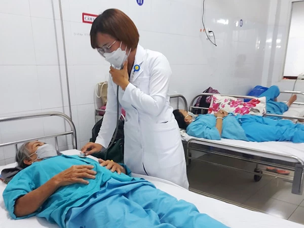 Điều trị cho các bệnh nhân mắc SXH nặng tại Khoa Y học nhiệt đới - Bệnh viện Đà Nẵng