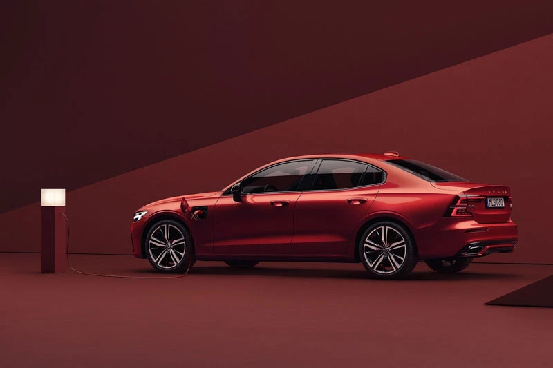 2. Volvo S60 T8 Recharge R-Design 2022.