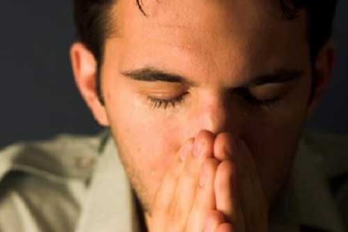 Nghe tiếng động lạ lén nhìn vợ qua khe cửa tôi chết đứng khi thấy cô ấy đang làm điều đó