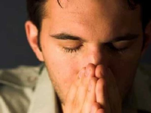 Nghe tiếng động lạ lén nhìn vợ qua khe cửa tôi chết đứng khi thấy cô ấy đang làm điều đó