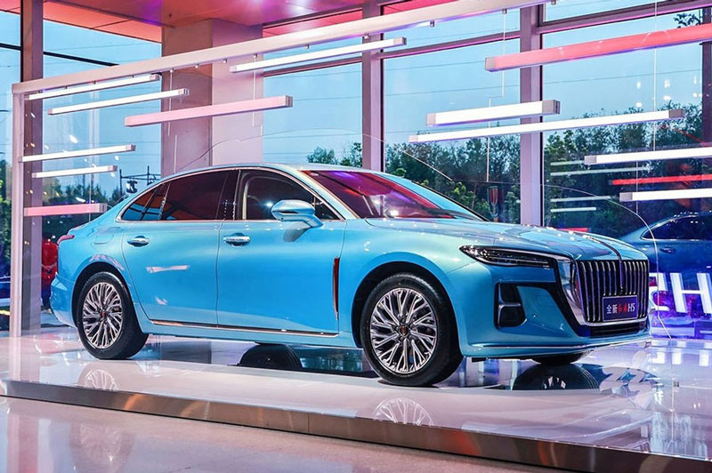 Sedan hạng D với thiết kế như xe sang, giá từ 559 triệu đồng