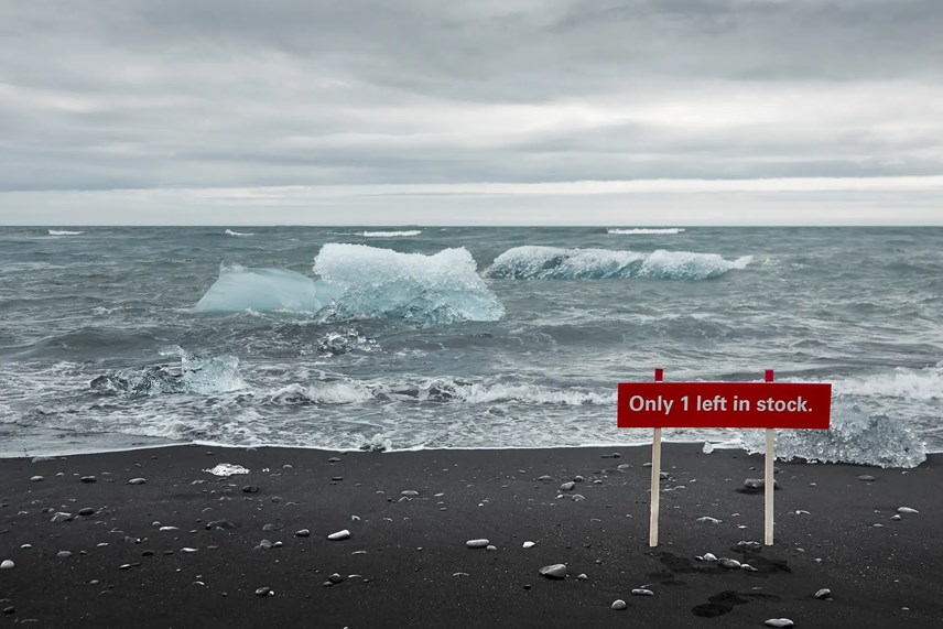 David Bart, Còn một tảng băng duy nhất. Bức ảnh được chụp vào năm 2015 tại Iceland trong hạng mục Biến đổi khí hậu.Anthropocene, một kỷ nguyên địa chất mới được hình thành bởi tác động của con người lên sinh quyển, đề cập đến các vấn đề siêu hình liên quan đến sự cân bằng mong manh của thế giới và tính vô thường của nó.