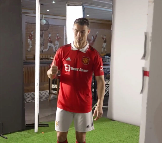 Ronaldo ở lại MU nhưng không phải để làm vua