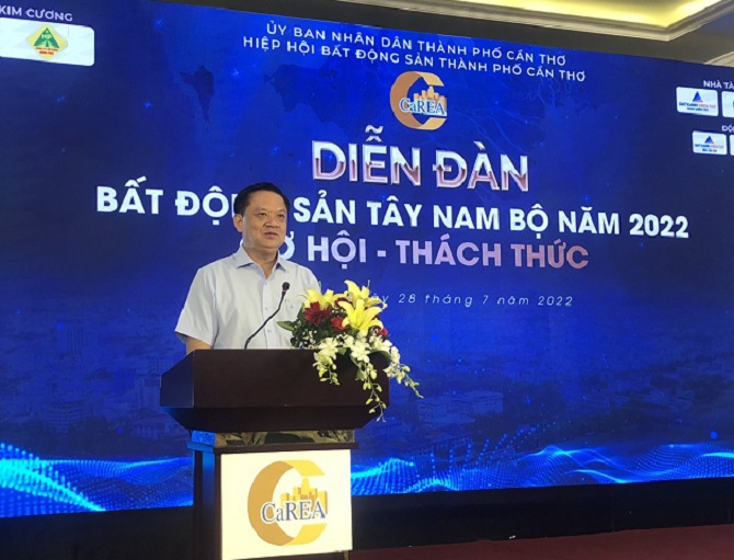 Phó Chủ tịch thường trực UBND TP Cần Thơ Dương Tấn Hiển phát biểu tại diễn đàn.