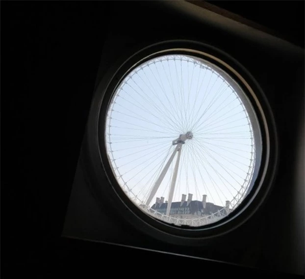   London Eye vừa khớp với cửa sổ phòng tắm  