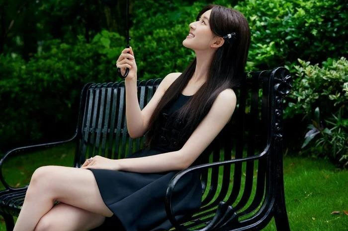 Tri&#x1EC7;u L&#x1ED9; T&#x1B0; khoe kh&#xE9;o &#x27;&#x111;i&#x1EC3;m v&#xE0;ng&#x27; v&#xF3;c d&#xE1;ng v&#x1EAB;n mang kh&#xED; ch&#x1EA5;t &#x27;th&#xE1;nh n&#x1EEF; xuy&#xEA;n kh&#xF4;ng&#x27;&#x27;