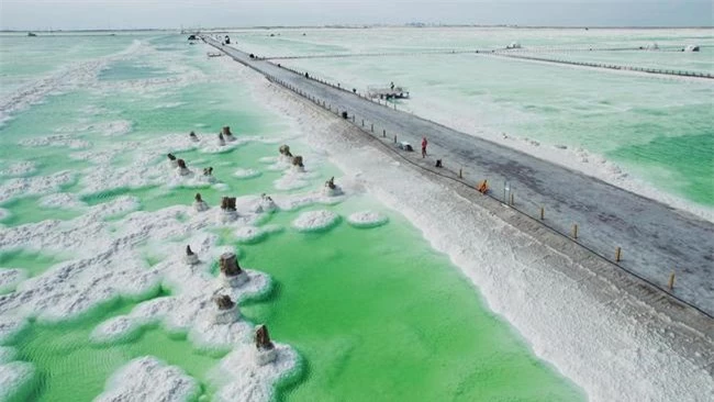 Hồ nước kỳ lạ của Trung Quốc: Nơi muối kết tinh thành đá quý, máy bay có thể hạ cánh, tàu hỏa có thể đi qua - Ảnh 1.