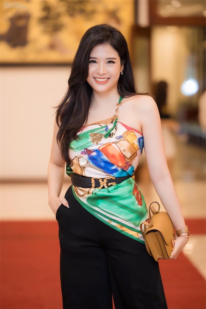 Tân Hoa hậu Các dân tộc Việt Nam ‘ngụp lặn’ trong tin đồn, Hoa hậu Phan Hoàng Thu: Tiên trách kỷ hậu trách nhân!