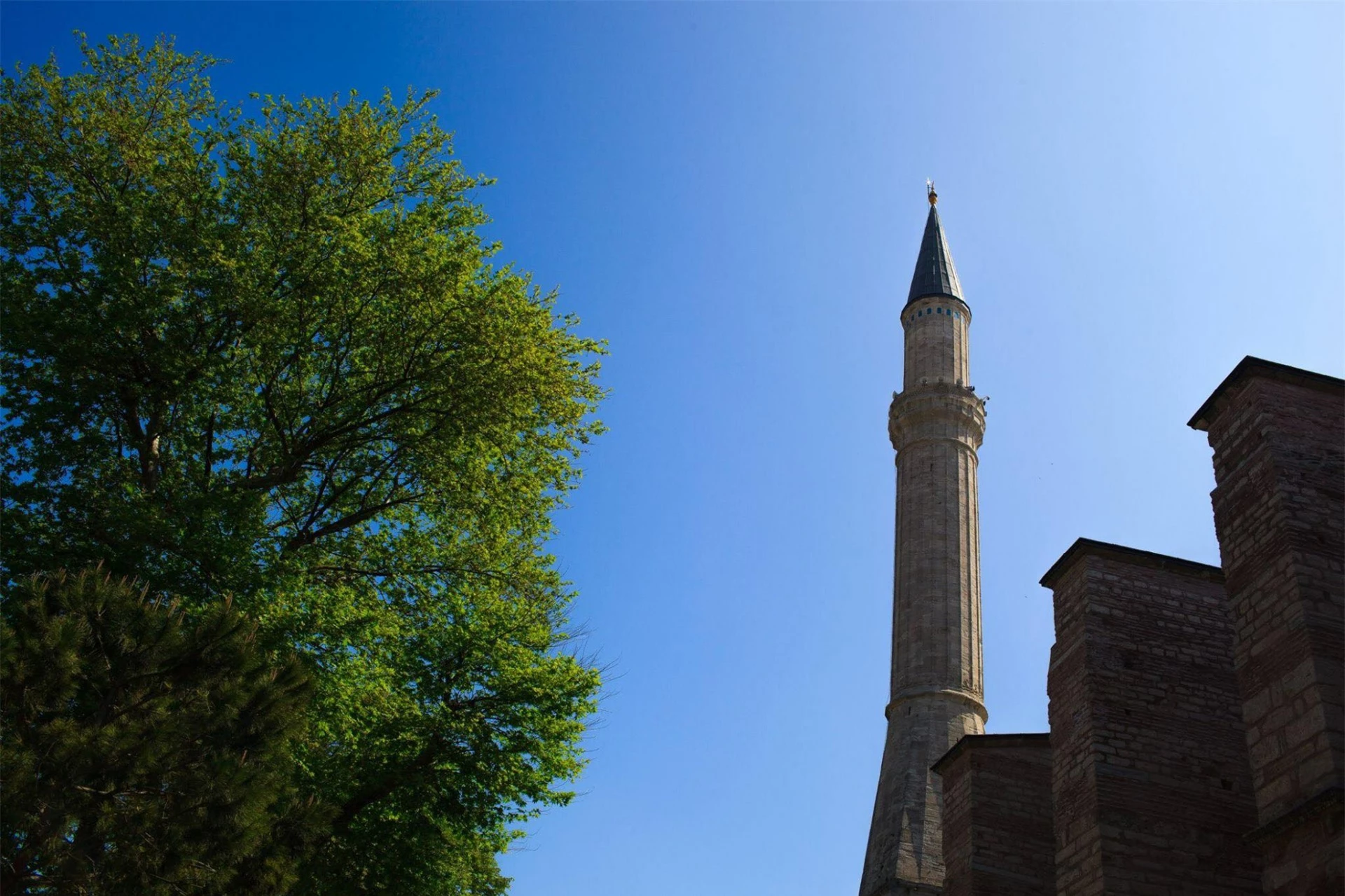 

Một trong những ngọn tháp được thêm vào so với nguyên tác ban đầu của Nhà thờ Hagia Sophia, Istanbul. Nhà thờ này được xây dựng từ năm 532 đến năm 537 theo lệnh của Hoàng đế Byzantine Justinian và đã là Nhà thờ Trí tuệ Thánh thiêng thứ 3 được xây dựng tại địa điểm này (hai nhà thờ trước đã bị phá hủy bởi quân phiến loạn. Sau đó, đến thế kỉ thứ 15 trở thành thánh đường Hồi giáo và được Chính phủ Cộng hòa Thổ Nhĩ Kỳ chuyển thành Viện Bảo tàng Quốc gia vào năm 1935.  