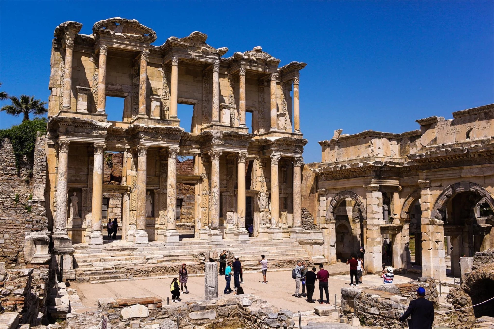 

Thư viện Celsus nằm trong khu di tích thành phố cổ Ephesus, một thành phố nổi tiếng vùng Địa Trung Hải của Hy Lạp cổ đại, thuộc tỉnh Izmir - Thổ Nhĩ Kỳ ngày nay.  