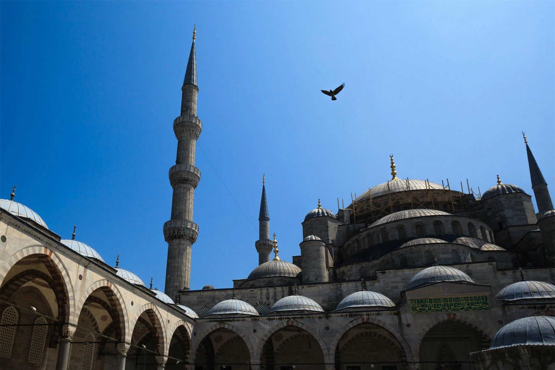 

Nhà thờ Hồi giáo Blue Mosque, Istanbul. Nơi này còn được gọi là Thánh đường Xanh bởi màu xanh của gạch ốp tường.  