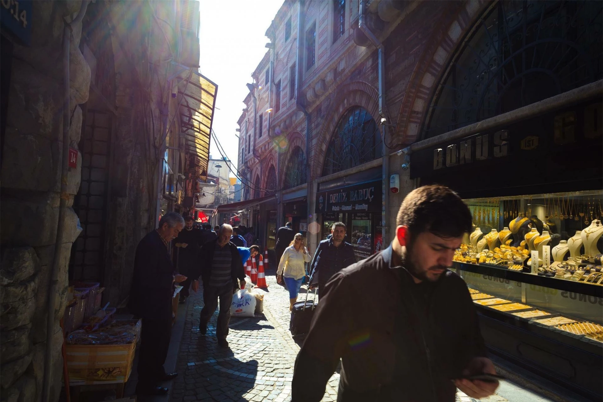 

Một con ngõ nhỏ cạnh chợ cổ Grand Bazaar - Istanbul.  