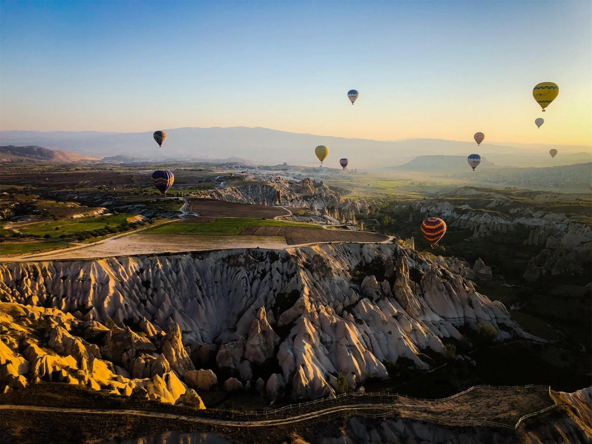 

Khinh khí cầu bay trên Cappadocia - địa điểm du lịch nổi tiếng ở miền trung Thổ Nhĩ Kỳ, phần lớn nằm trong tỉnh Nevsehir. Nơi đây có cấu tạo địa chất đặc biệt, cũng là điểm bay khinh khí cầu đẹp nhất thế giới.  