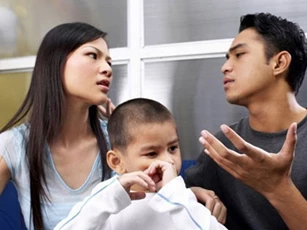 Đàn bà thật khổ: Biếu tiền nhà chồng được khen có hiếu, biếu bố mẹ đẻ thì mang tiếng vơ vét!