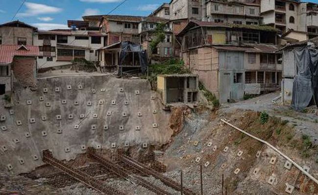 Bi kịch của thị trấn nằm trên núi vàng nhưng đang bị nuốt chửng từng ngày