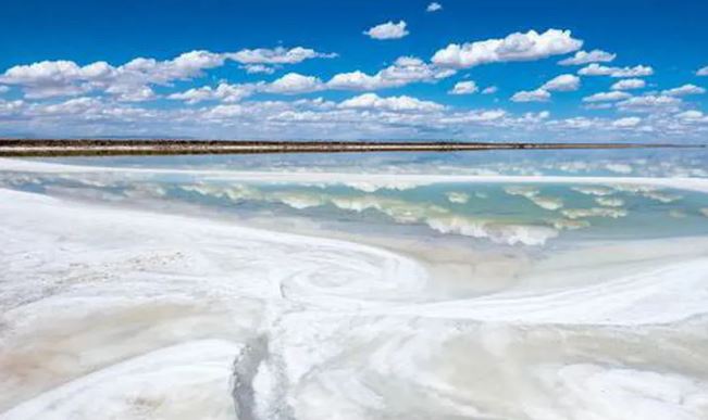 Hồ nước kỳ lạ ở Trung Quốc: Nơi muối kết tinh thành đá quý, máy bay có thể hạ cánh, tàu hỏa có thể đi qua