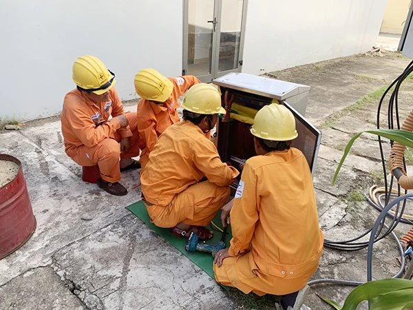 Công nhân các Điện lực thuộc PC Đà Nẵng thực hành đấu nối sử dụng thảm cách điện để thi công không mất điện tại tủ điện hạ áp ngầm