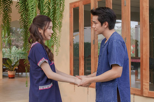 Yêu nhau cả năm, người yêu không cho tôi đụng vào người nhưng khi "vượt rào", cô ấy thú nhận một điều khiến tôi dở khóc dở cười