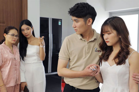 Thấy vật thể lạ trong phòng mẹ chồng, tôi mang sang hỏi hàng xóm thì quặn đau khi biết được lòng dạ của anh chị chồng