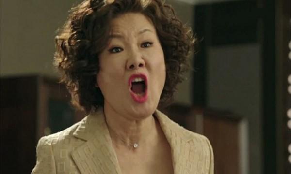 Vừa cầm bịch bỉm về nhà chưa kịp thay cho con thì mẹ chồng tôi đã gào thét và “phán” một câu khiến tôi “chết đứng” vì mang tiếng oan