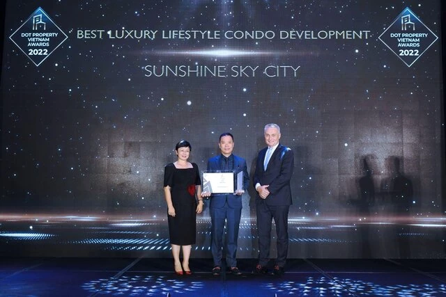 Đại diện Sunshine Sky City nhận giải tại Dot Property Vietnam Awards 2022 