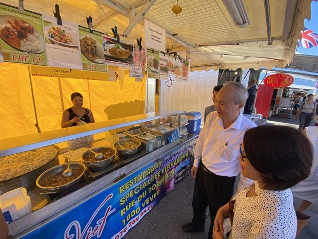 Ambassador Phung The Long visits the pavilion of the Maison Viet Restaurant at the weekend market in Vevey town.