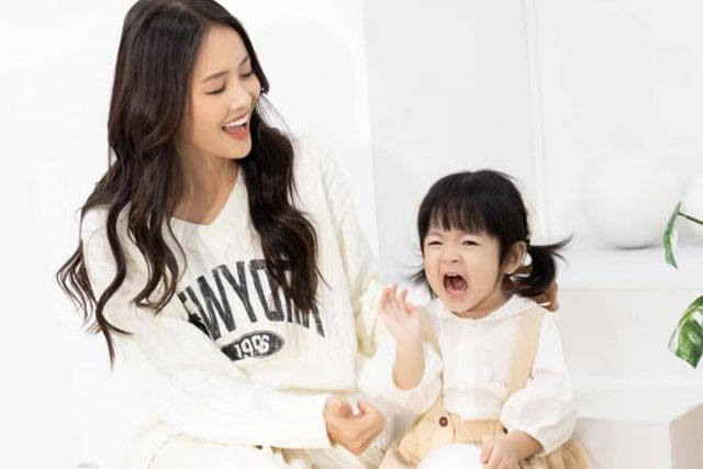 Một Á hậu showbiz Việt gây choáng khi bất ngờ công khai con gái 2 tuổi