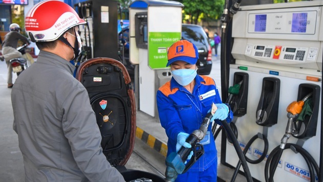 Giảm giá xăng lần thứ 4 liên tiếp 