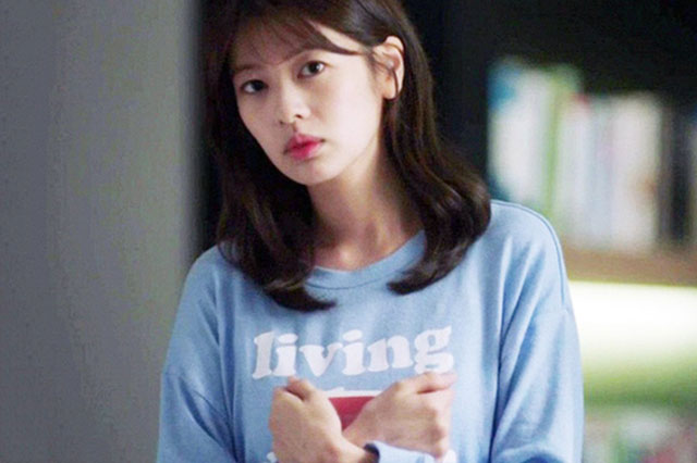 Thương em dâu nghèo khó nên anh chồng hàng tháng đưa tiền sinh hoạt, nào ngờ mẹ chồng phát hiện và nói một câu khiến cả nhà điêu đứng